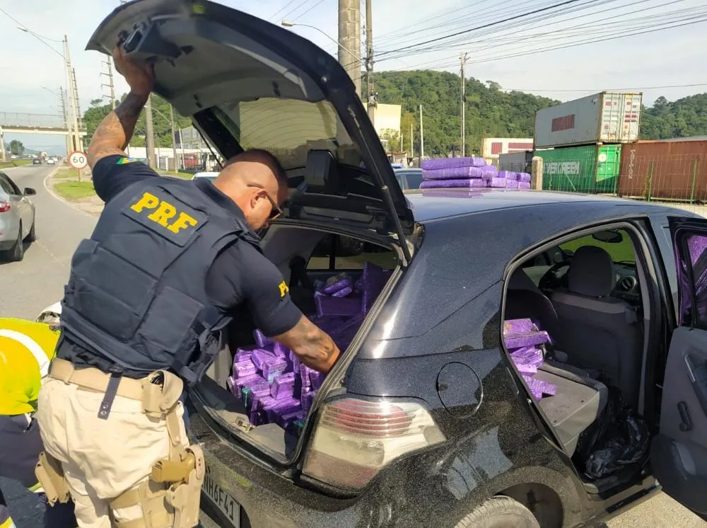 PRF apreende 384 kg de maconha na BR-101 em Itajaí