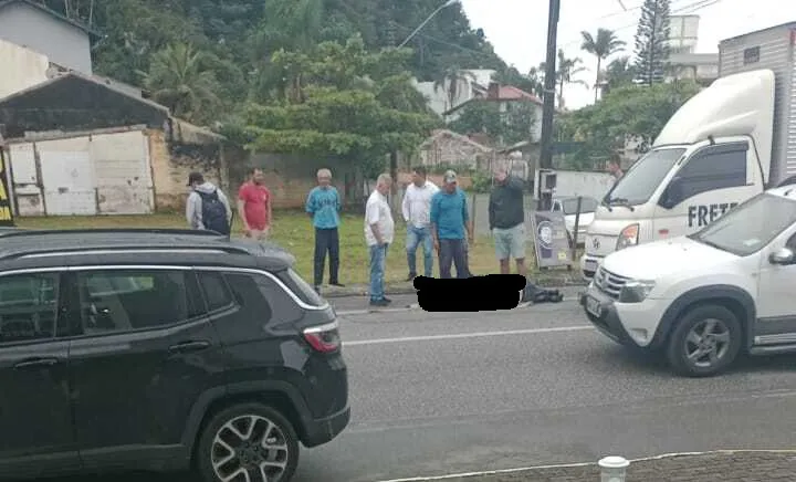 Idoso de 93 anos é atropelado por caminhão no Centro de Penha