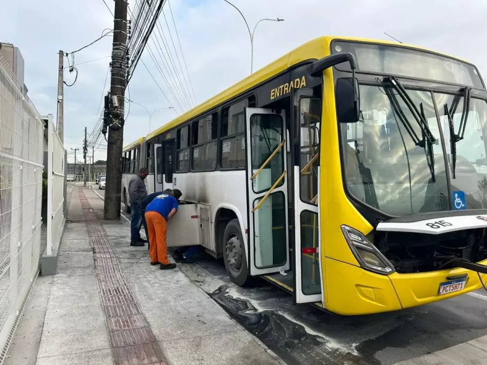 Itajaí - Ônibus da Transpiedade pega fogo e passageiros fogem às pressas