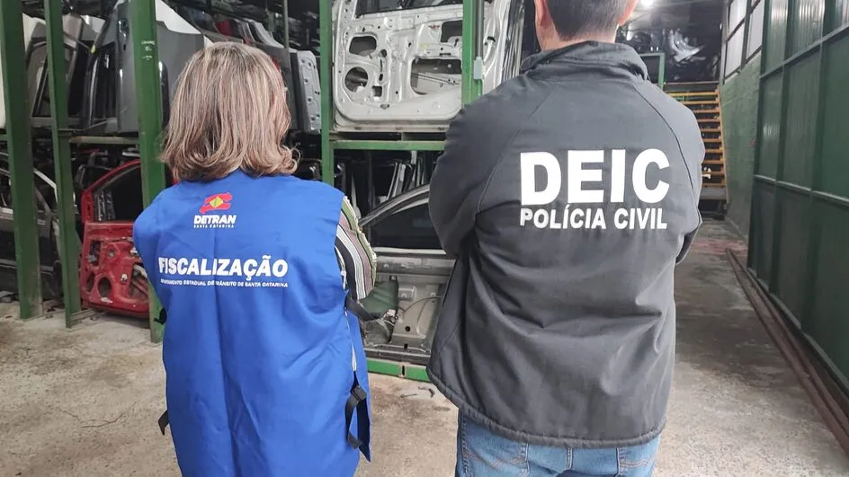 Empresário é preso em Itajaí com peças de carro furtado e com numeração raspada