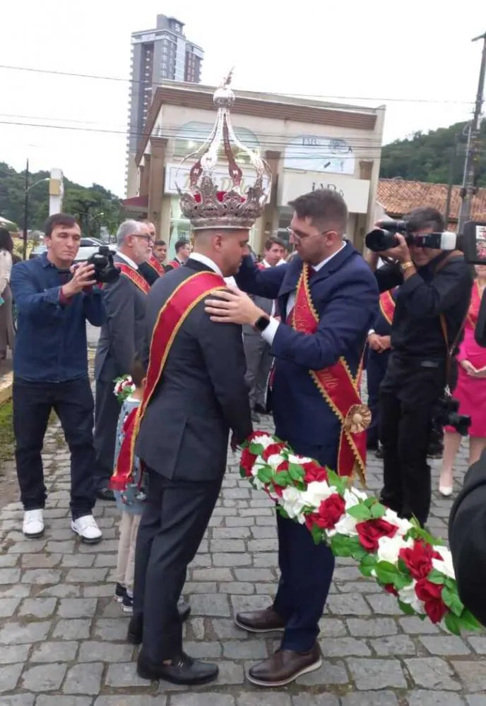 Thiago Felício Adriano e Eduarda Manoela dos Santos Adriano são os escolhidos para o casal imperial da 189ª Festa do Divino Espírito Santo de Penha