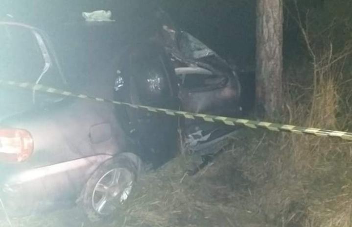 Carro bate em árvore e motorista morre no local em Balneário Barra do Sul