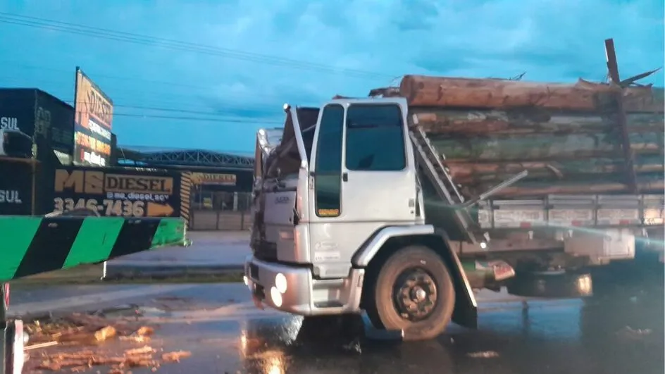 Acidente com três veículos bloqueia pista da BR-101 e provoca filas em Itajaí