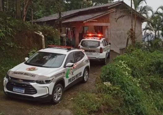 Mãe é morta a facadas ao lado de bebê e assassino filma crime e ainda alimenta a criança