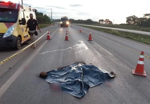 Motociclista morre atropelado na Variante em Penha