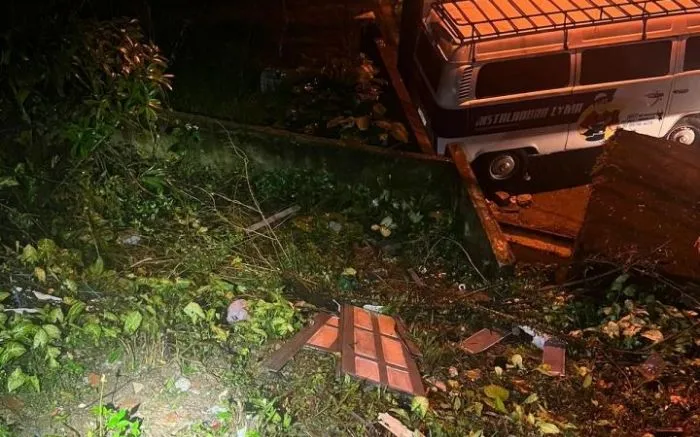 Itajaí - Noivo em surto destrói casa, moto e agride mulher 