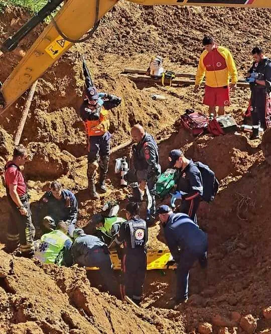 Trabalhador soterrado em obra de terraplanagem é resgatado em Balneário Camboriú