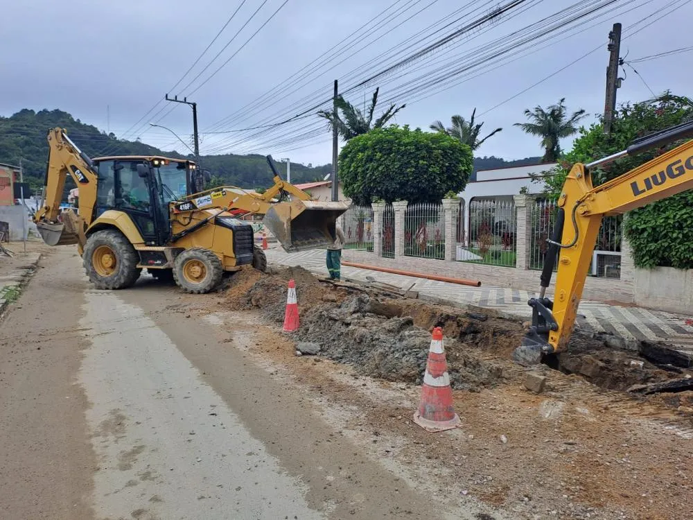 Obras do sistema de esgoto no bairro Gravatá e praia de São Miguel, em Penha, seguem em diferentes frentes de trabalho