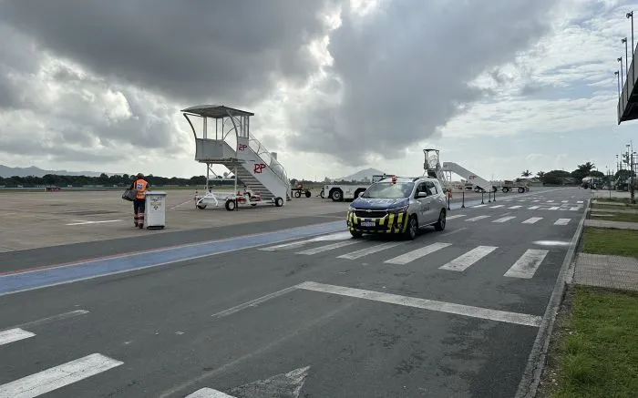Passageiro á preso após arremessar garrafas na área de embarque do aeroporto de Navegantes