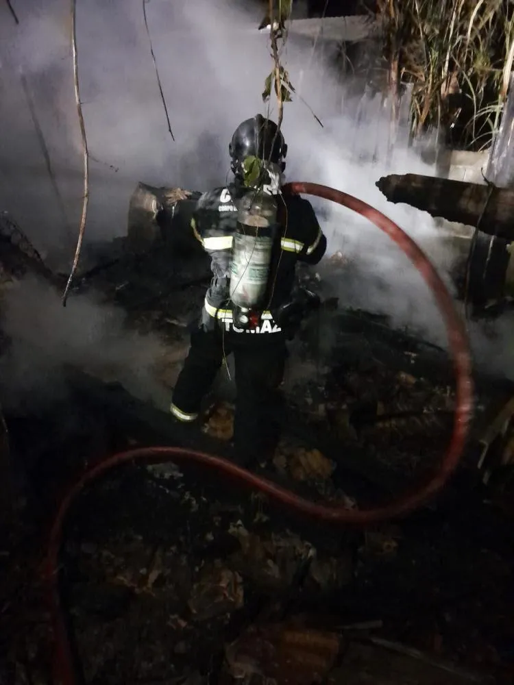 Fogo destrói residência de madeira no bairro Santa Lídia em Penha