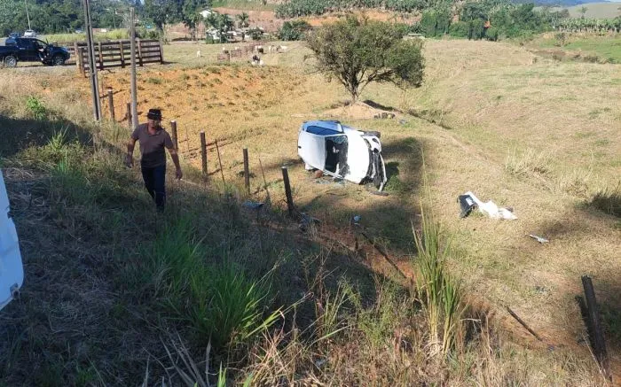 Motorista capota carro às margens da SC-414 em Luiz Alves