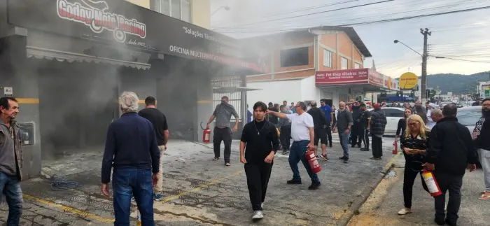Explosão em oficina de motos deixa duas pessoas feridas na Rua Indaial