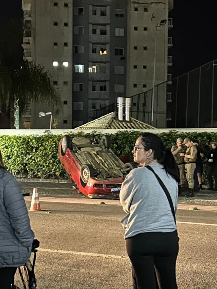 Siena capota após colidir na traseira de outro veículo na Avenida Eugênio Krause no Centro de Penha