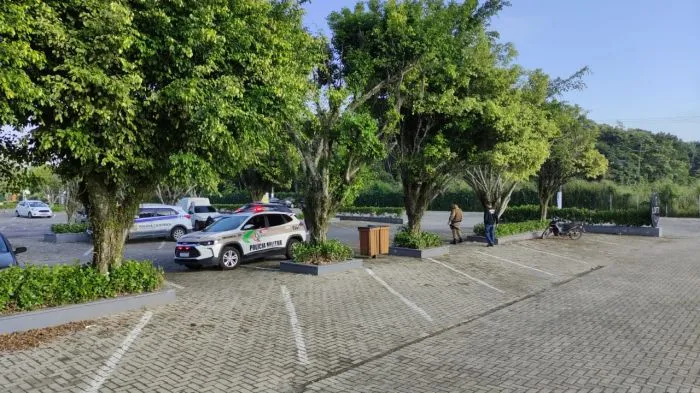 Porto Belo - Ataque a tiros de 9mm em casa noturna deixa quatro pessoas feridas