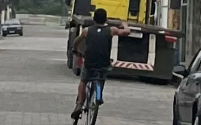 Ciclista exibe o “bilau” pênis na orla de Navegantes