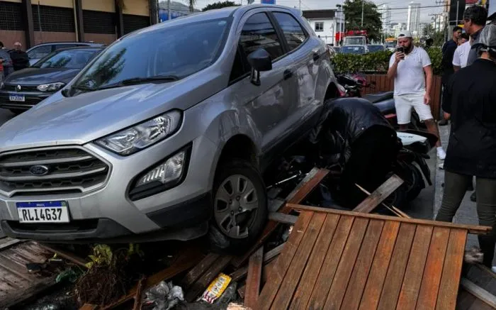 Idoso perde o controle, acerta 8 motos e destrói deck no Mercado Público de Itajaí