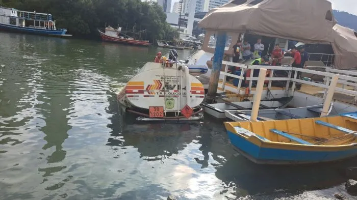 Motorista de caminhão morre afogado em queda no rio Camboriú