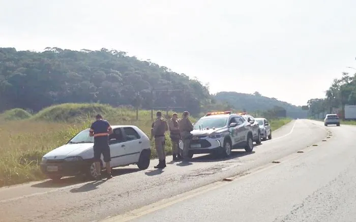 Trio é preso com joias e drogas na SC-414 em Penha 