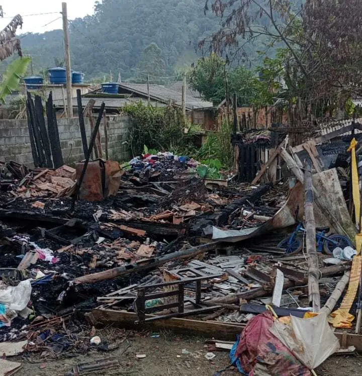 Penha - Mãe de três filhos pequenos que teve a casa destruída por incêndio precisa de ajuda