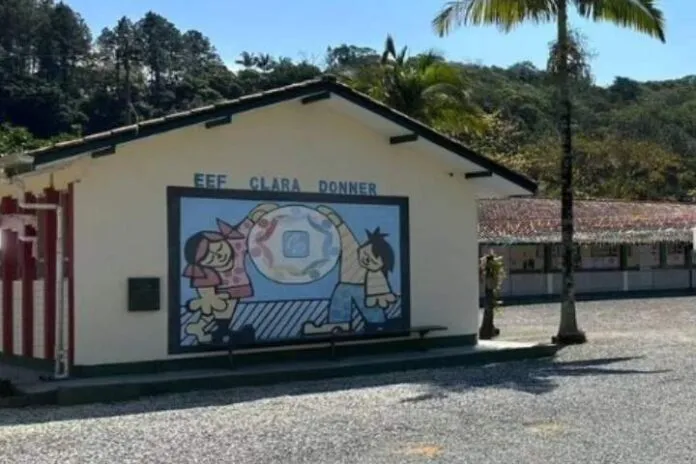 Adolescente de 15 anos entra armado com faca na escola e ataca psicopedagoga em Timbó