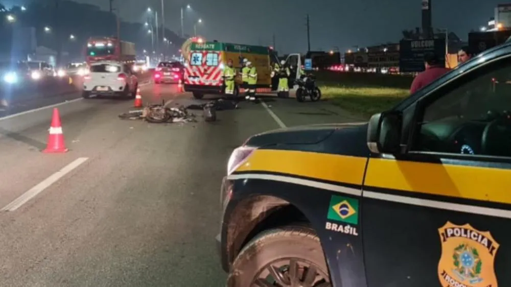 Motociclista bate atrás de caminhão e morre atropelado na BR-101 em Itajaí 