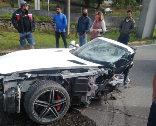 Filho do dono dos Supermercados Angeloni morre após bater Mercedes em poste e partir carro ao meio em Biguaçu