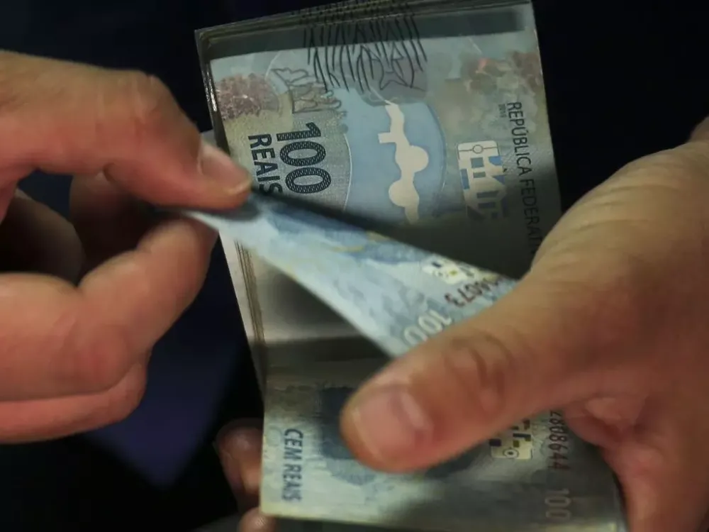 Governo de SC anuncia antecipação de metade do 13º salário dos servidores públicos estaduais