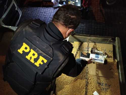 PRF apreende 325 mil maços de cigarros contrabandeados do Paraguai em Itajaí