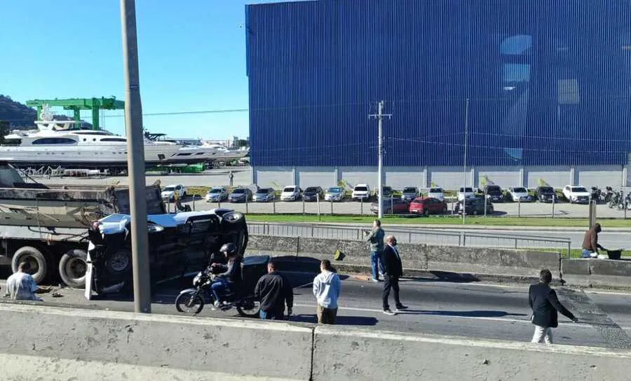 Itajaí - Capotamento no km 112 da BR-101 causa grande congestionamento na rodovia federal 