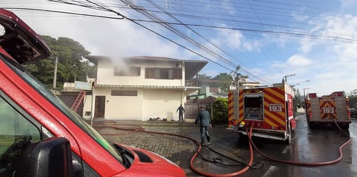 Penha: Incêndio destrói parcialmente pavimento superior de sobrado na Rua Tiradentes
