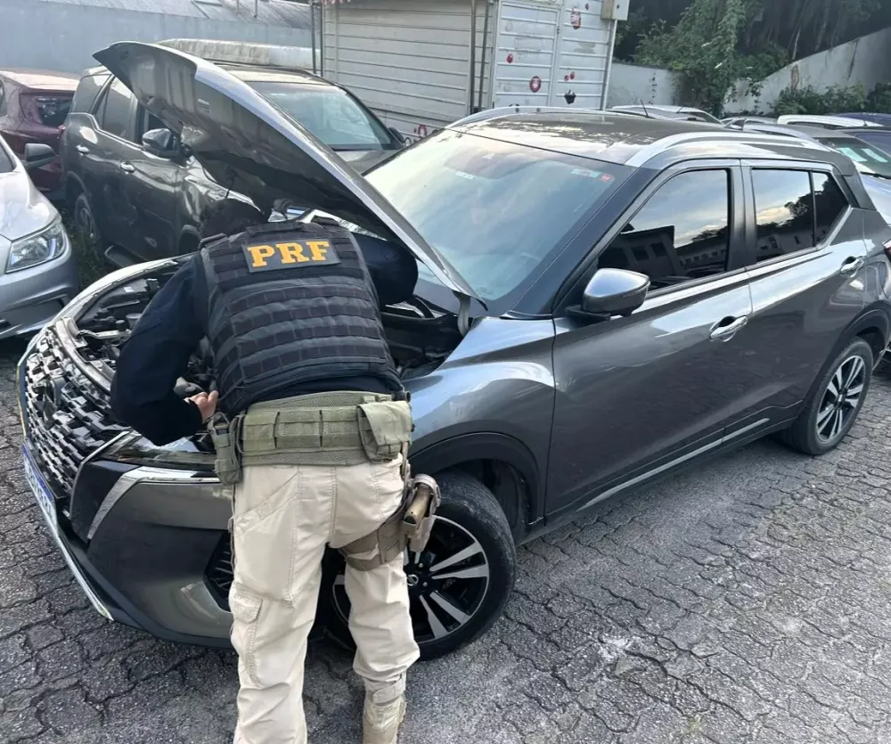 Araquari – Motorista foge da PRF e deixa namorada em carro roubado no Rio Grande do Sul