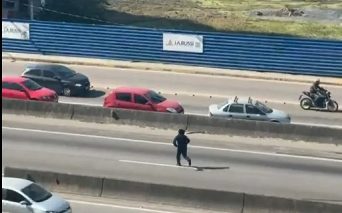 Homem encapuzado atira contra passageiro de Mercedes em Itapema