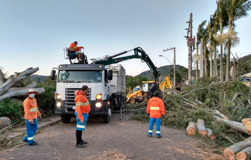 Celesc trabalha para restabelecer o sistema em até 80 por cento nesta quarta-feira