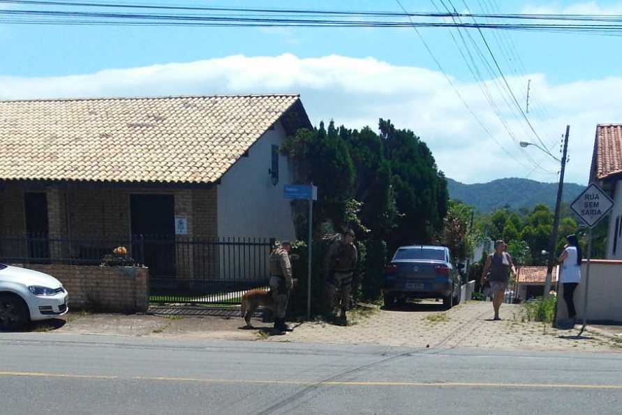 Barra Velha: Foragido da Justiça é morto em troca de tiros com a PM no bairro Itajuba