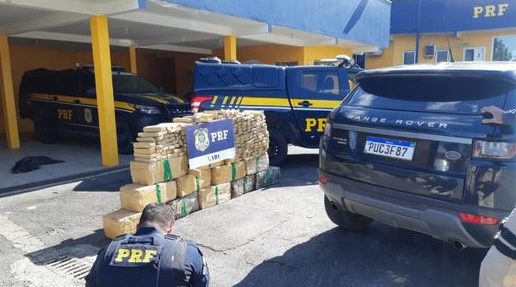 Barra Velha: PRF apreende cerca 600 quilos de maconha em carro roubado na BR-101
