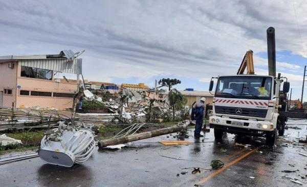 Celesc trabalha para recompor o sistema de distribuição de energia da região até o final do dia de hoje
