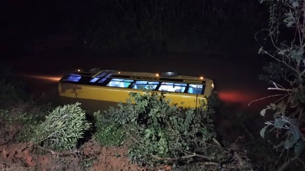 Aurora - Motorista de ônibus escolar que caiu em rio de SC estava embriagado no momento do acidente