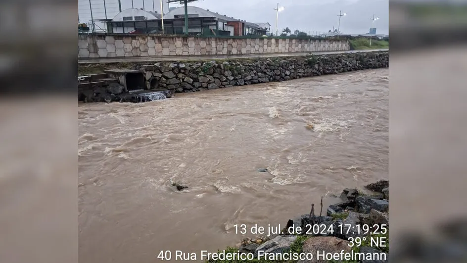 Brusque - Homem desaparece ao tentar atravessar rio Itajaí Mirim 