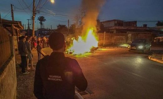 Itajaí: Moradores do bairro Cordeiros protestam com barricadas por falta de energia elétrica e PM usa bombas de feito moral para dispersar manifestantes