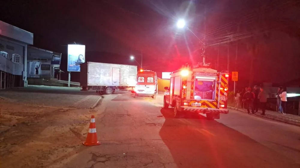 Acidente com caminhão mata motociclista em Balneário Camboriú