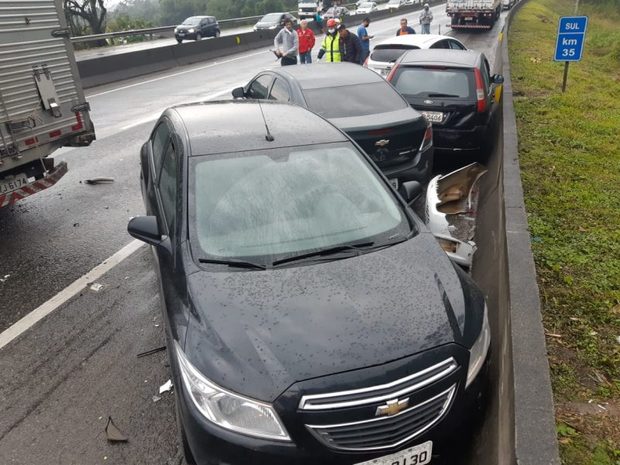 Engavetamento com dez veículos interdita BR-101 e provoca filas em Joinville