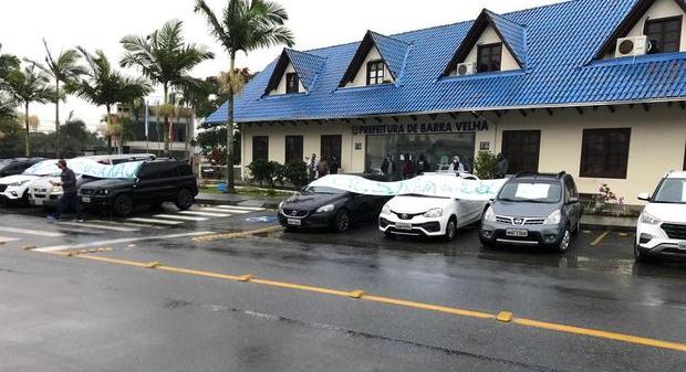 Barra Velha: Moradores do bairro Itajuba fazem protesto em frente da Prefeitura contra o prolongamento da Avenida Beira Mar até a praia do Sol