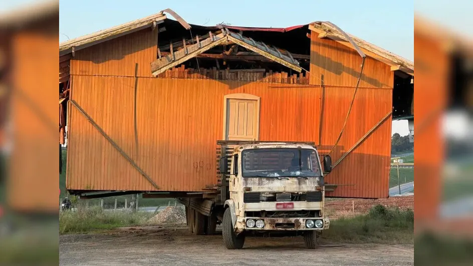 Caminhão é flagrado carregando casa inteira em Içara 