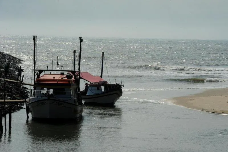 Barra Velha - Rio assoreado impede pescadores de sair ao mar em Itajuba