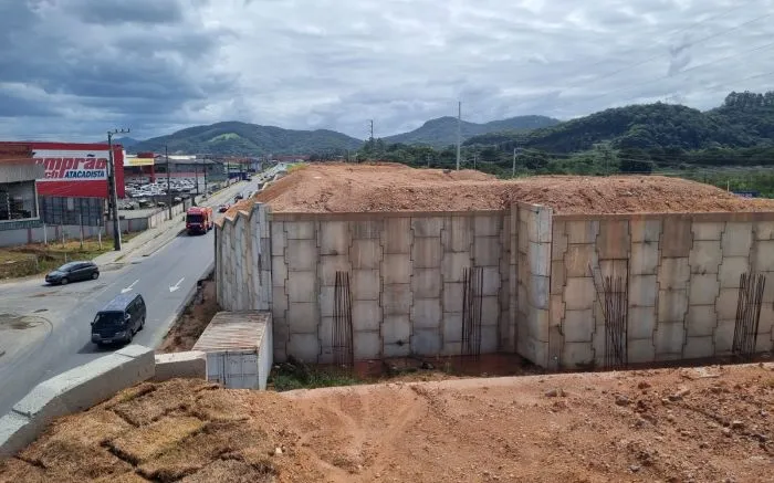 Instalação de vigas breca de forma parcial a BR 470 no final de semana em Navegantes