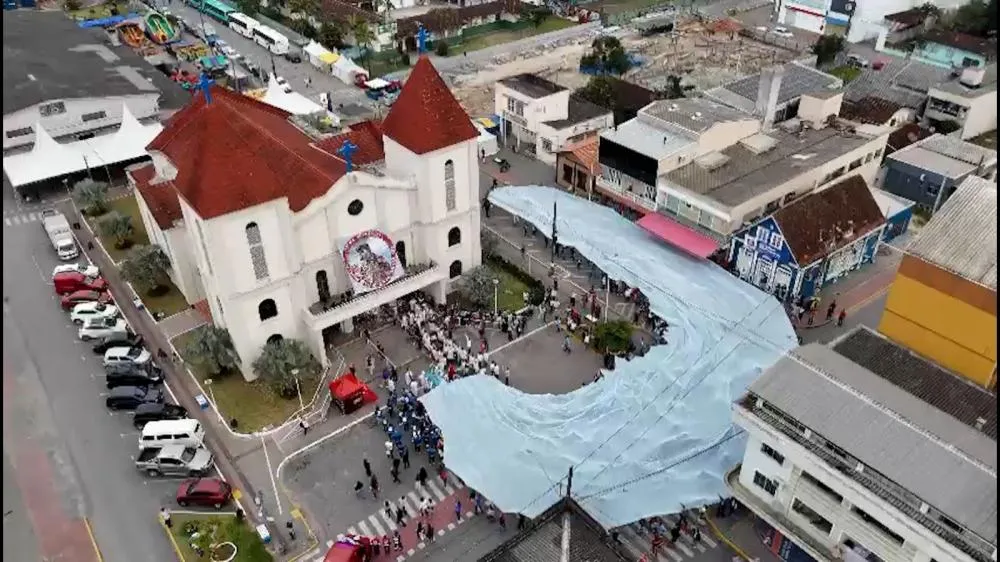 Araquari - Procissão com manto de mil metros reúne fiéis na programação da Festa do Senhor Bom Jesus 