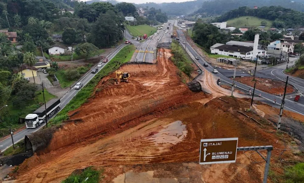 Cratera corta BR-470 ao meio e em obra de duplicação em Blumenau