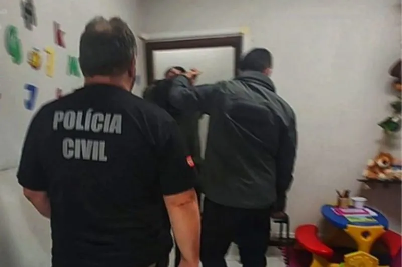 Adolescente é apreendido por suspeita de estuprar duas irmãs gêmeas de 7 anos em SC