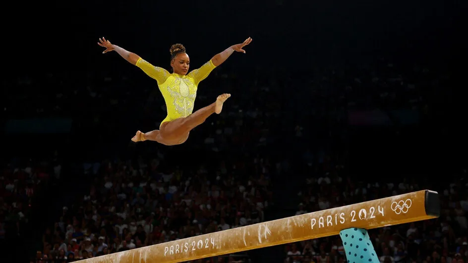Ginástica Artística - Rebeca Andrade é prata em disputa frenética com Biles no individual geral
