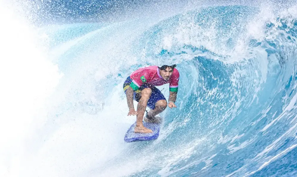 Medina supera Chumbinho e está nas semifinais do surfe